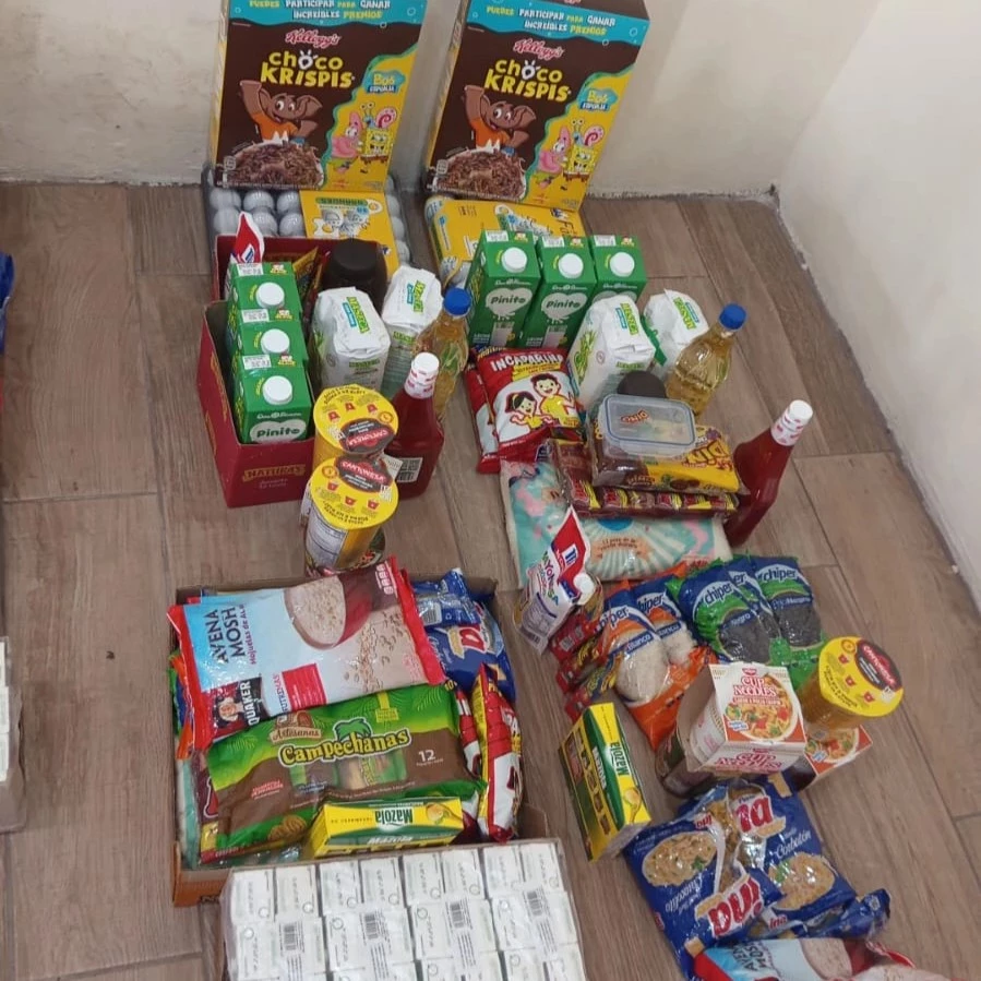 Entrega de víveres a familias