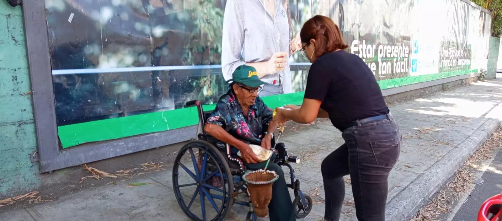 Equipo de Fundación Wellness Internacional en una entrega